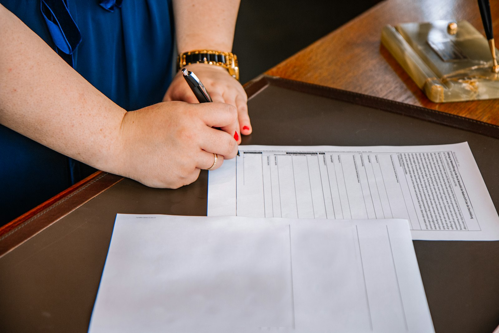 A grantor signing a deed before a Pennsylvania notary