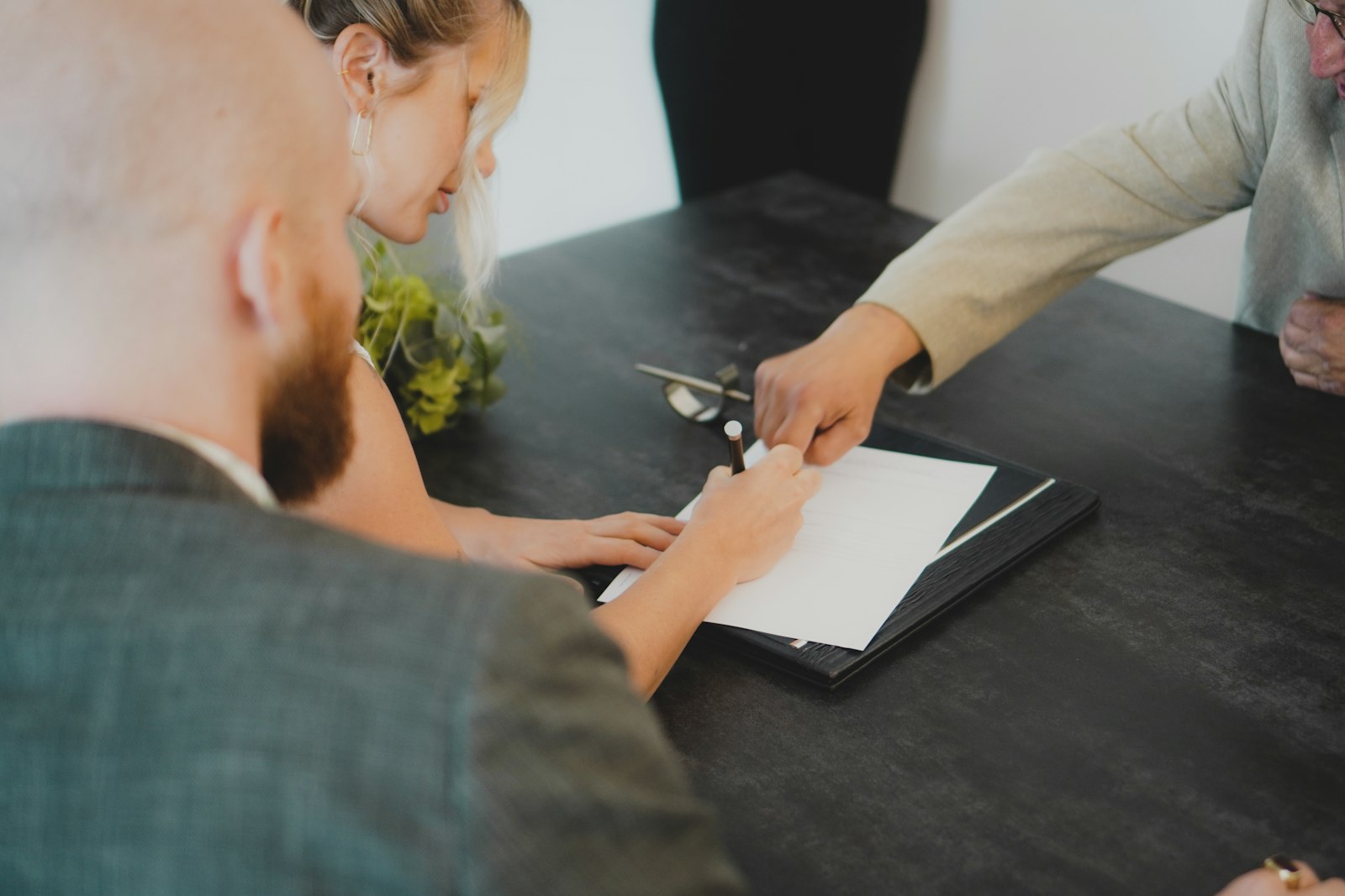 Signing a Pennsylvania vehicle title in front of a notary public