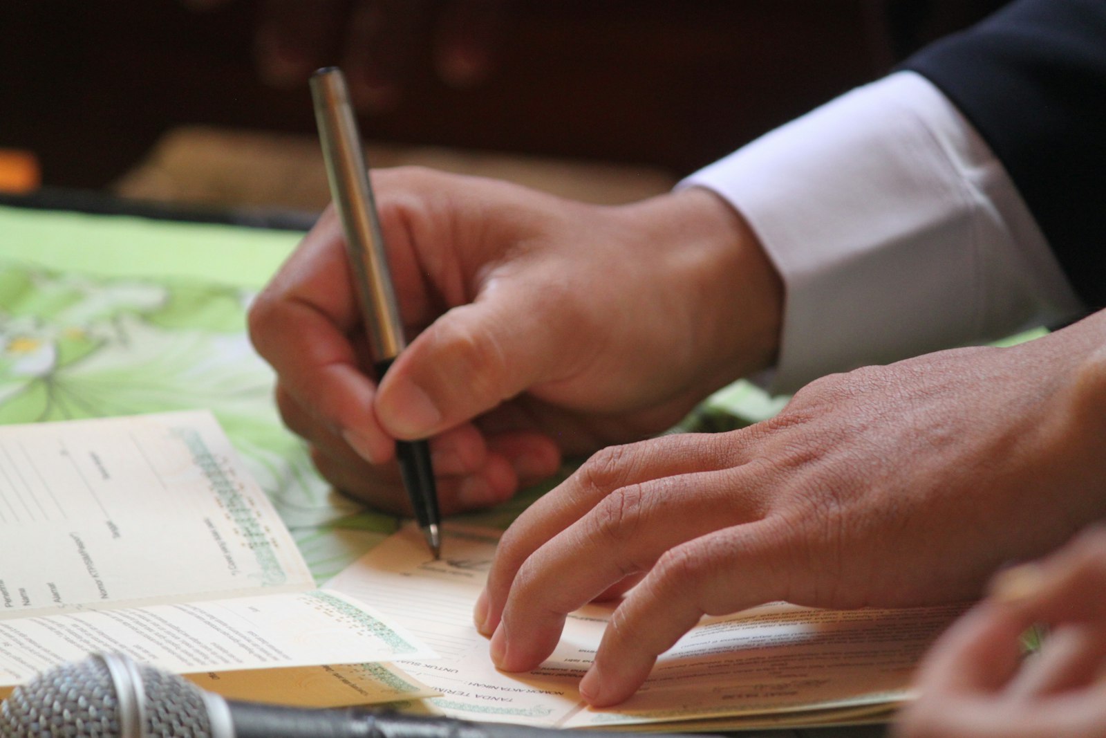 Two lay witnesses signing a Pennsylvania document